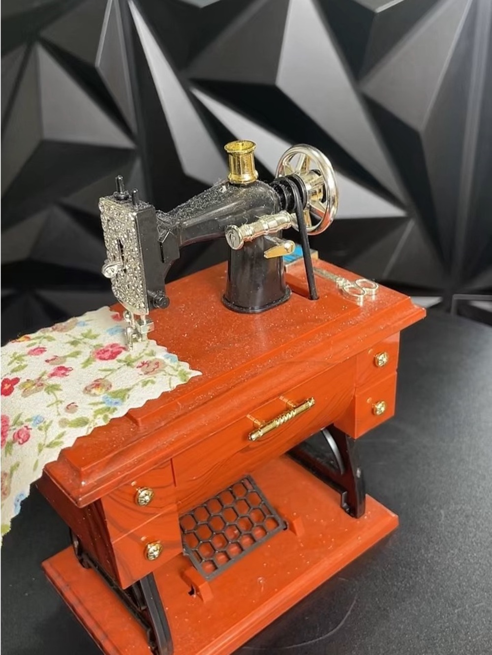 🔥Vintage-Style Red Sewing Machine Décor with Gold Accents